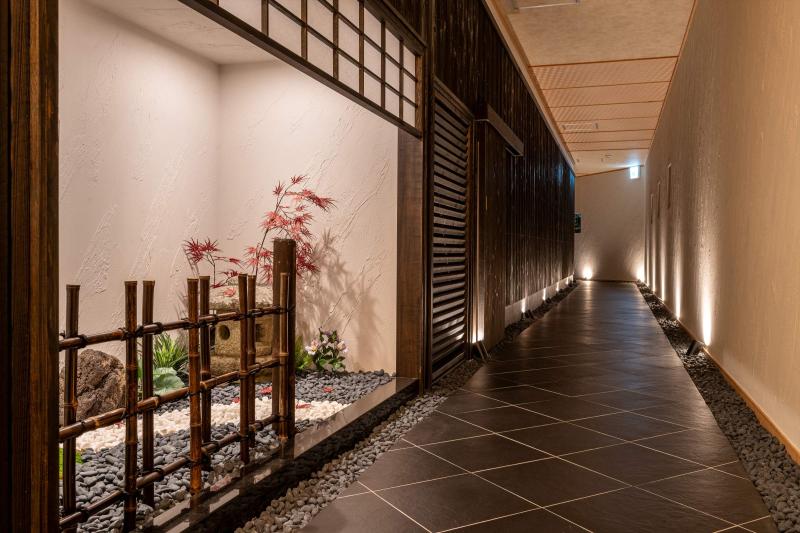 坪庭に面した館内の通路の写真