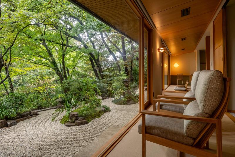 枯山水の庭に面した客室の縁側の写真