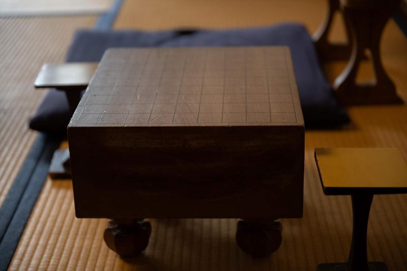 和室に置かれた将棋盤の写真