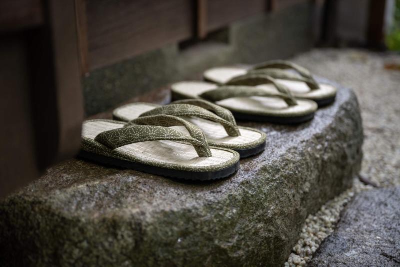 沓脱石に並べた草履の写真