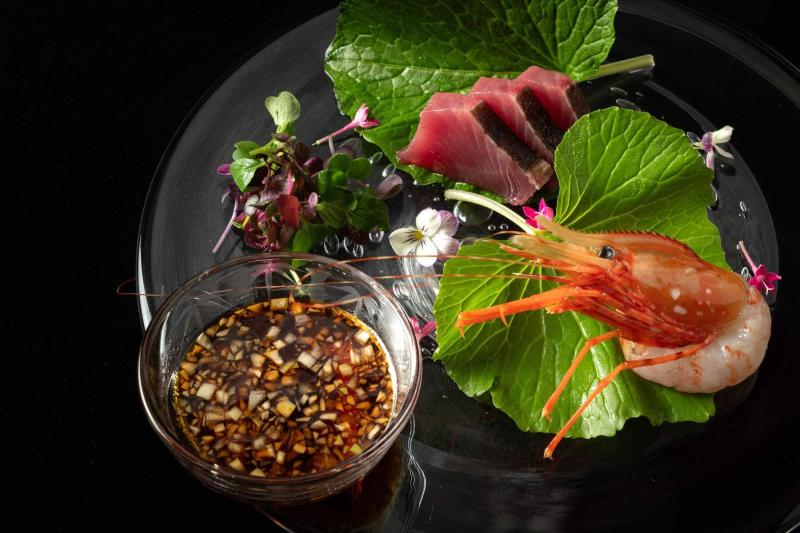 海老と刺身を盛り付けた前菜の料理写真
