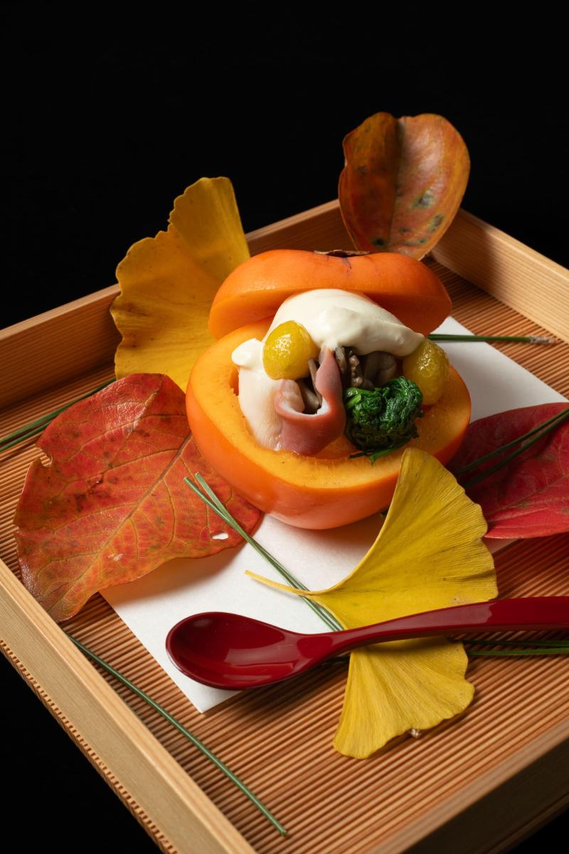 柿の器に盛り付けた秋の八寸の料理写真