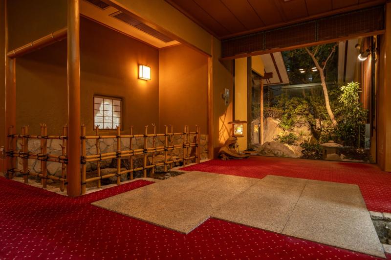 赤い絨毯が敷かれた館内の広間の写真